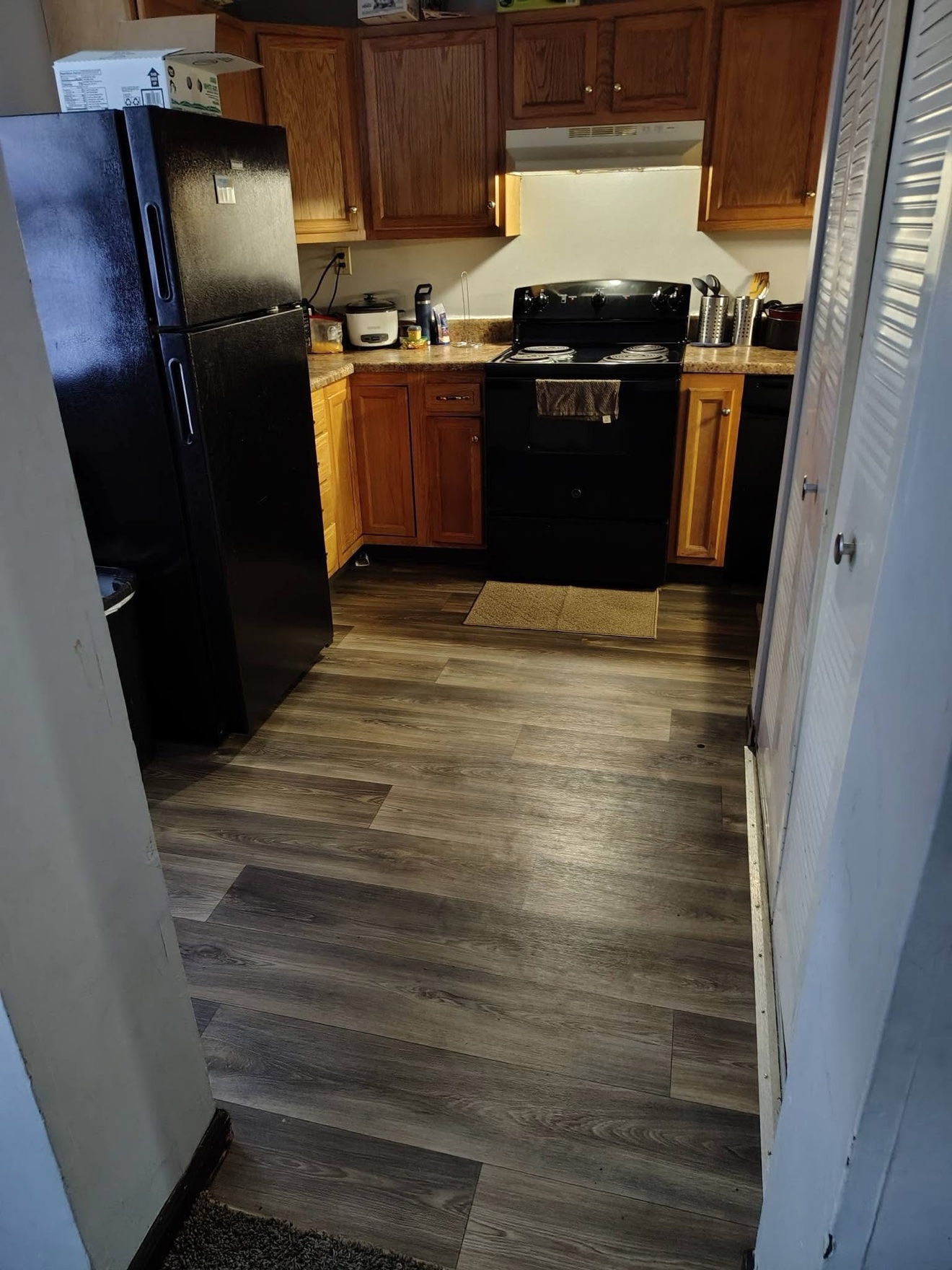 Same kitchen with a spotless floor after deep cleaning